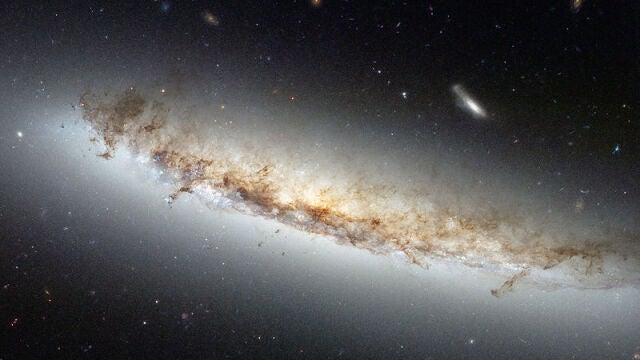 La galaxia NGC 4402, afectada por la «pérdida por presión de impacto»
