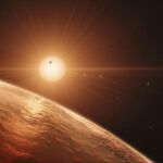 Fotografía facilitada por el Observatorio Europeo Austral (ESO) que muestra una impresión artística de la vista desde la superficie de uno de los planetas del sistema TRAPPIST-1
