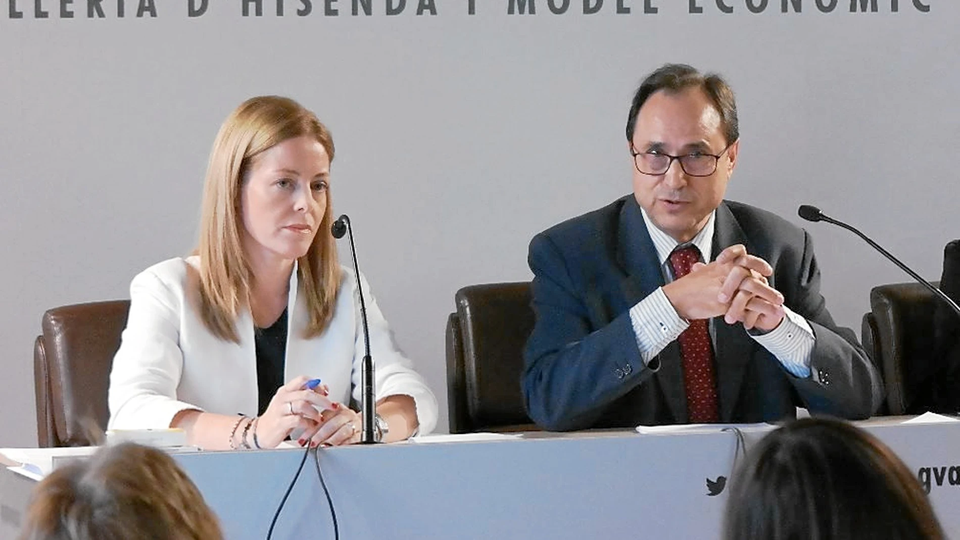 El conseller de Hacienda, Vicent Soler, y la secretaria autonómica del ramo, Clara Ferrando, durante una reciente rueda de prensa
