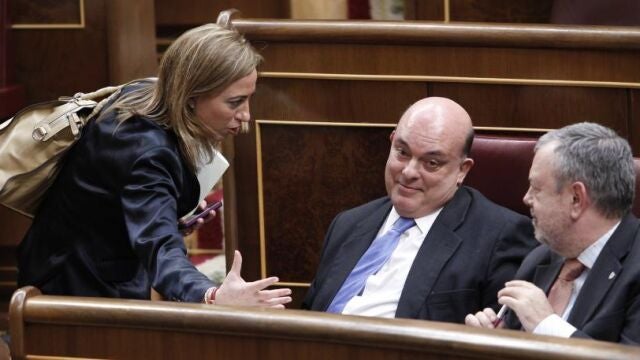 Carme Chacón conversa con los diputados del PNV Emilio Olabarría y Pedro Azpiazu al inicio del Pleno