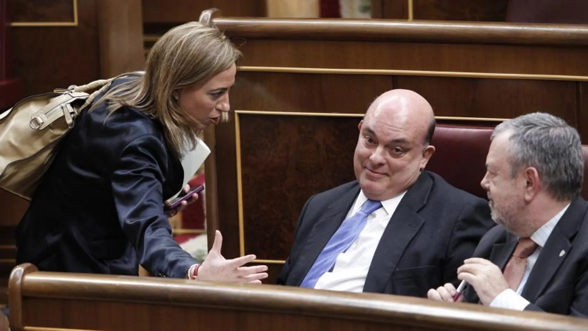 Carme Chacón conversa con los diputados del PNV Emilio Olabarría y Pedro Azpiazu al inicio del Pleno