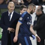Benzema se retró cojeando al banquillo del Real Madrid