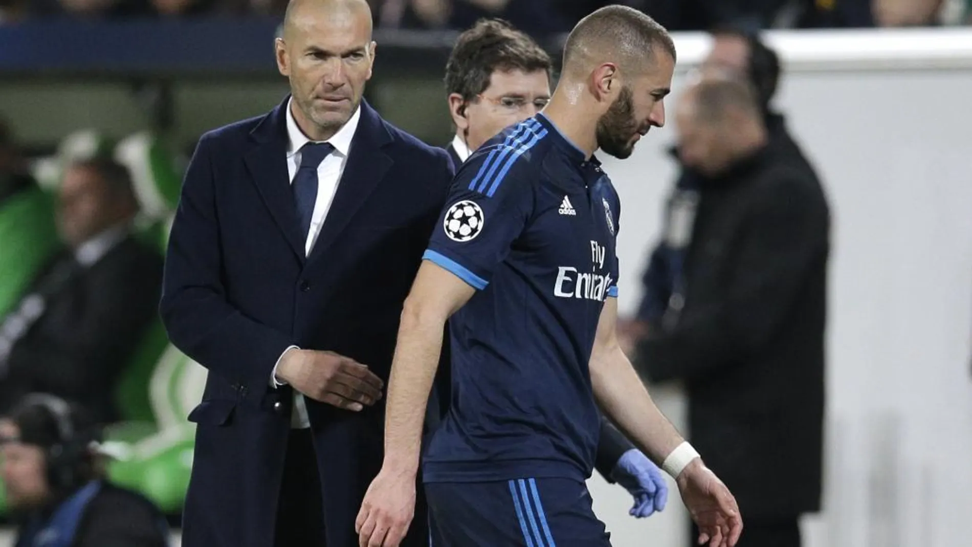 Benzema se retró cojeando al banquillo del Real Madrid