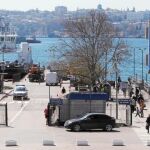 Una pantalla gigante ubicada en el puerto de Sebastopol, en la anexionada Crimea, retransmite ayer en directo la intervención del presidente Vladimir Putin