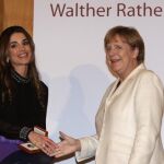 La Canciller alemana, Angela Merkel, felicita a la reina Rania de Jordania tras la condecoración