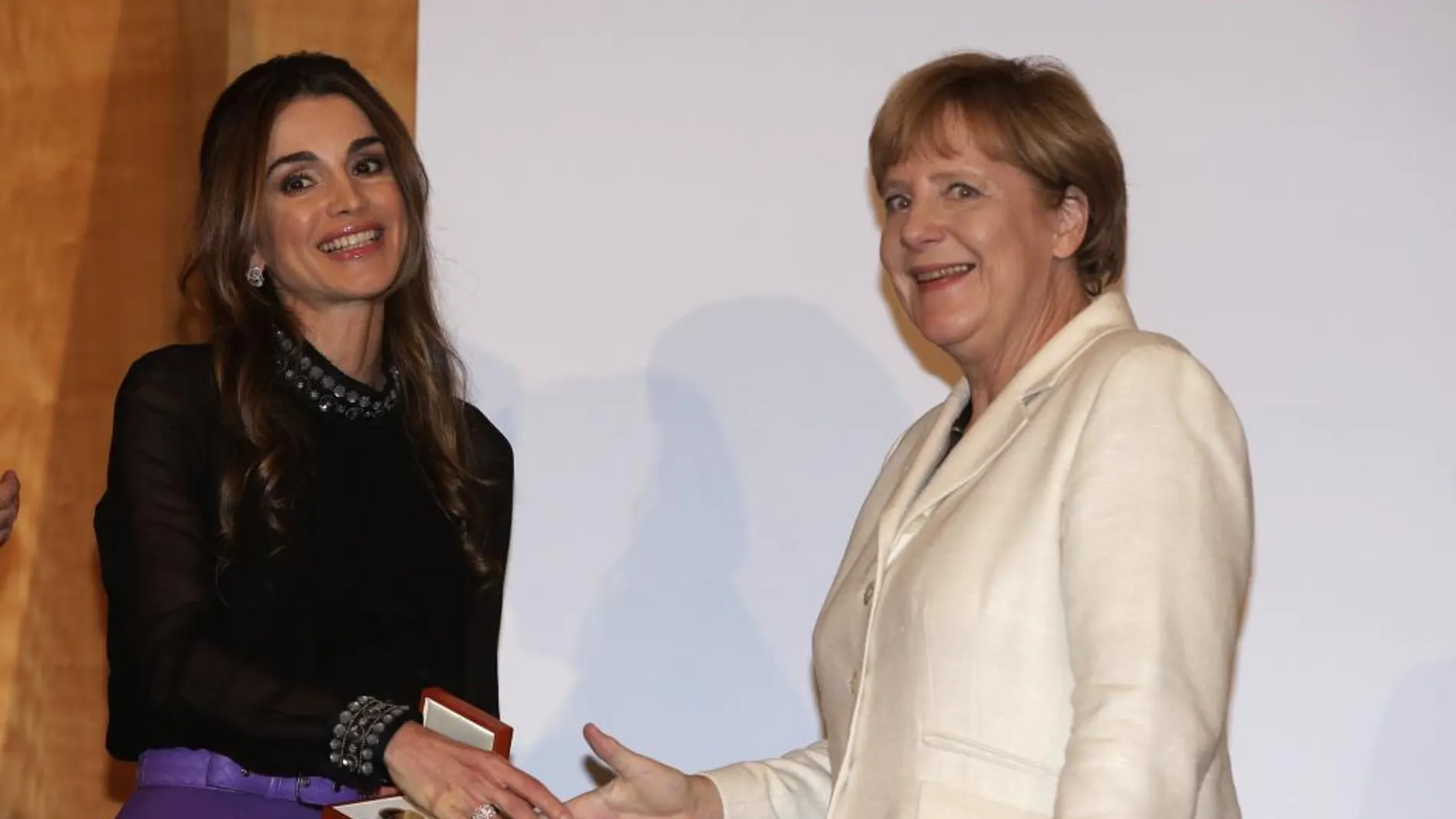 La Canciller alemana, Angela Merkel, felicita a la reina Rania de Jordania tras la condecoración