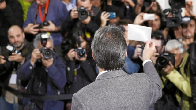 Artur Mas muestra su papeleta en el momento de votar el 9-N