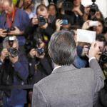 Artur Mas muestra su papeleta en el momento de votar el 9-N