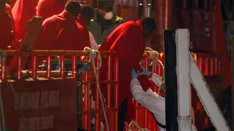 La embarcación Guardamar Polimnia desembarca en el puerto de Almería a 23 subsaharianos rescatados por Salvamento Marítimo que navegaban en una patera el pasado 17 de mayo