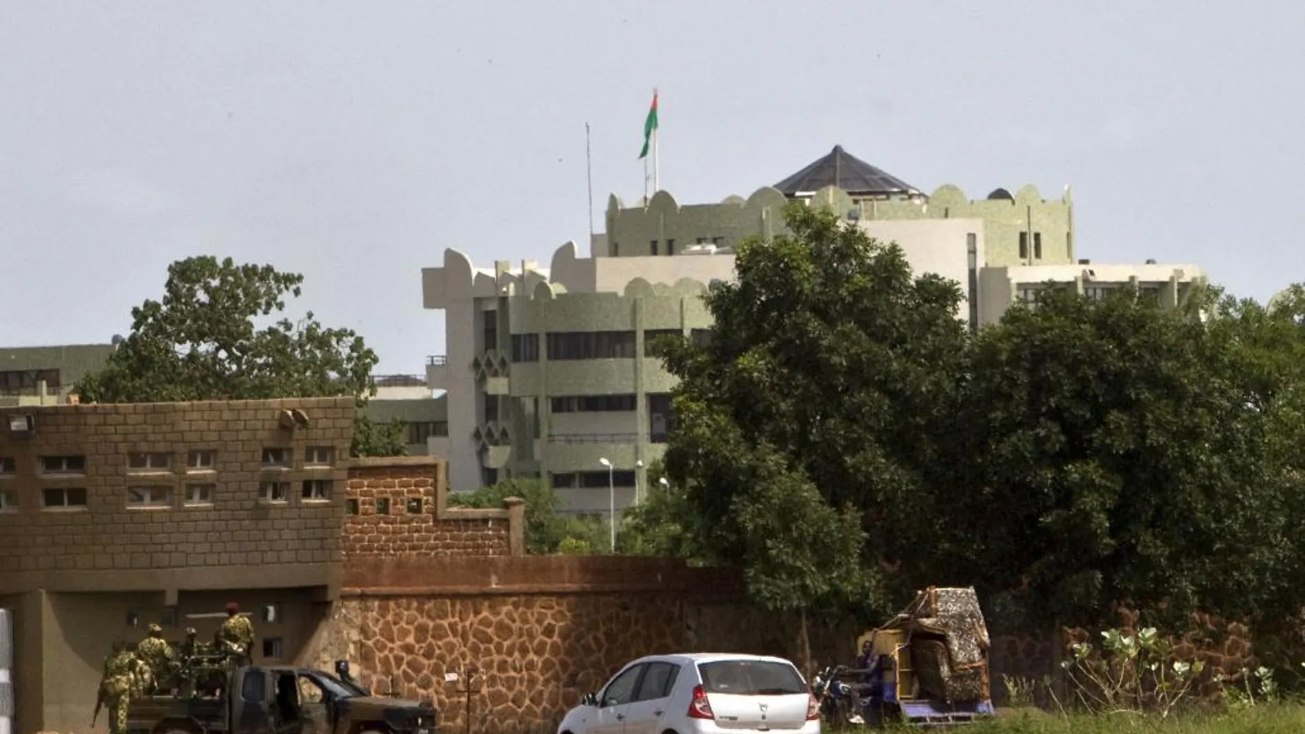 Soldados de la Guardia Presidencial abandonan el palacio presidencial en Ouagadougou, el 29, 2015.