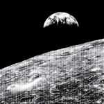 «Orbiter» capturó parte de la superficie lunar con la Tierra al fondo