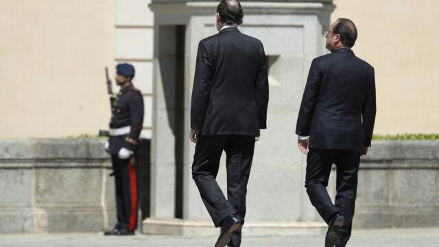 El presidente del Gobierno, Mariano Rajoy,iz, conversa con el presidente francés, François Hollande,d.,en el Palacio de El Pardo.