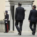 El presidente del Gobierno, Mariano Rajoy,iz, conversa con el presidente francés, François Hollande,d.,en el Palacio de El Pardo.