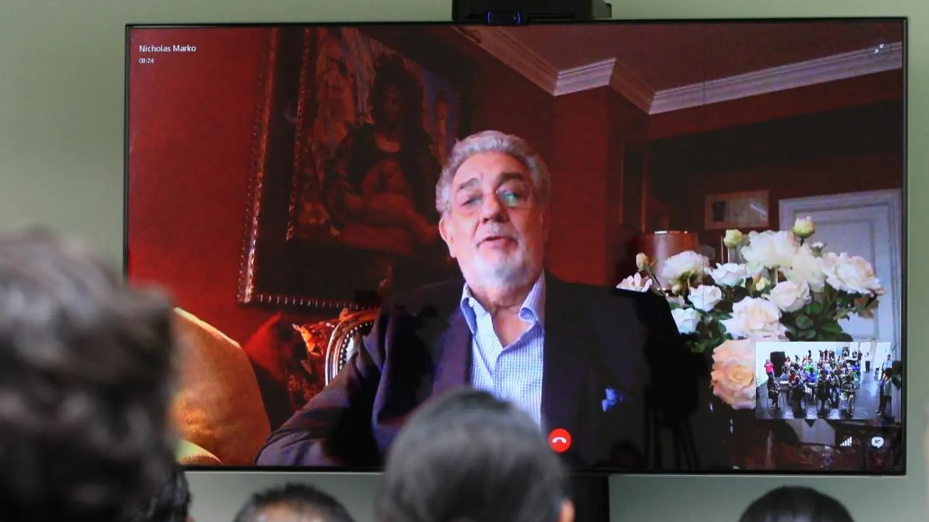 El tenor español Plácido Domingo responde preguntas el jueves 5 de noviembre de 2015, durante una videoconferencia desde Nueva York