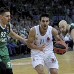 El base argentino del Real Madrid Facundo Campazzo (c), intenta zafarse de la marca de los jugadores del Zalgiris Edgaras