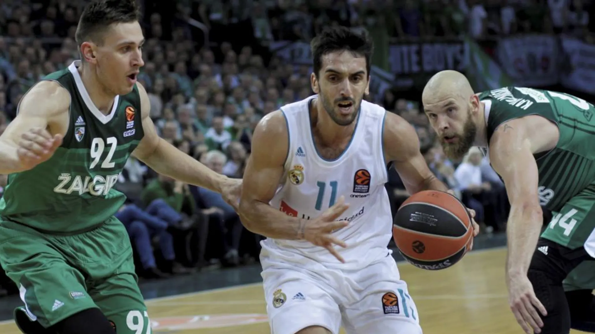 El base argentino del Real Madrid Facundo Campazzo (c), intenta zafarse de la marca de los jugadores del Zalgiris Edgaras