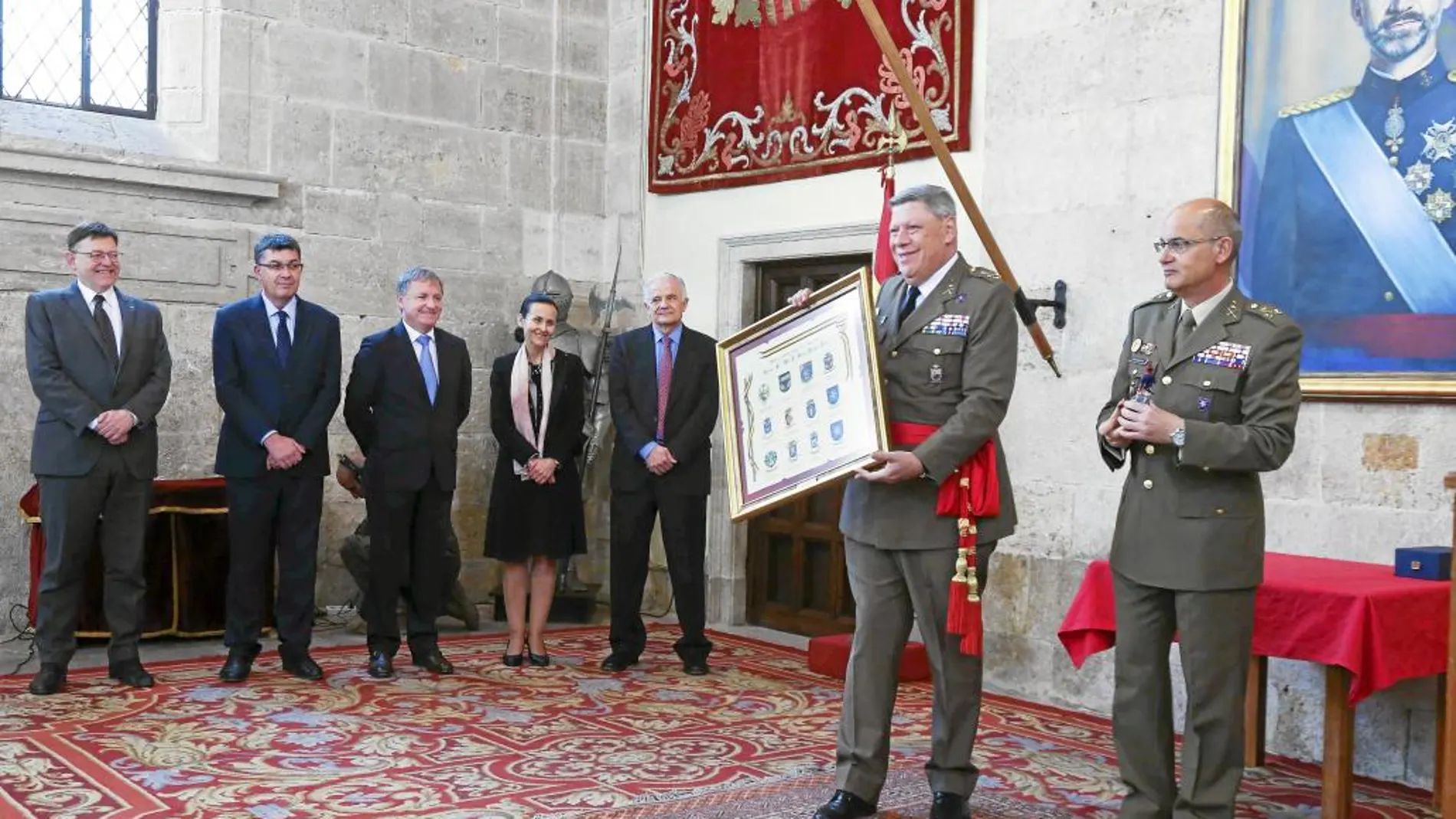 Ximo Puig, Enric Morera, Juan Carlos Moragues y Pilar de la Oliva, entre otros, durante la despedida de Comas