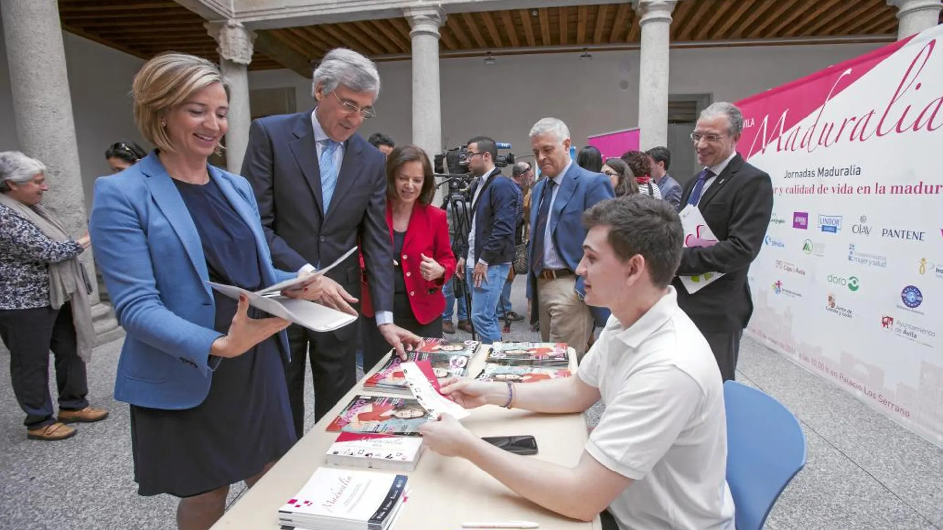 Alicia García, ayer en Ávila, junto al alcalde José Luis Rivas y la presidenta de «Mayores de Hoy», Matilde Pelegrí