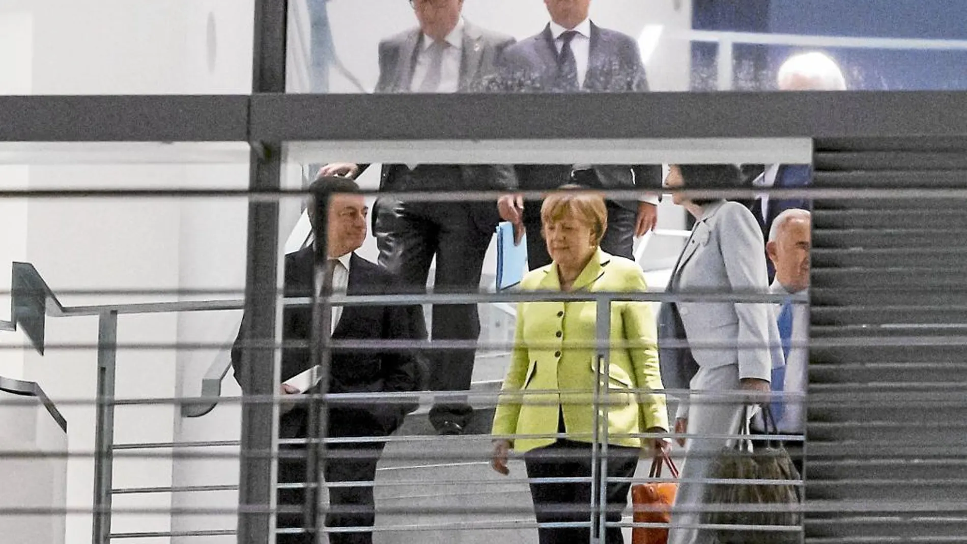 La canciller alemana, Angela Merkel, junto a Mario Draghi, director del BCE; el presidente francés, François Hollande, y Jean-Claude Juncker