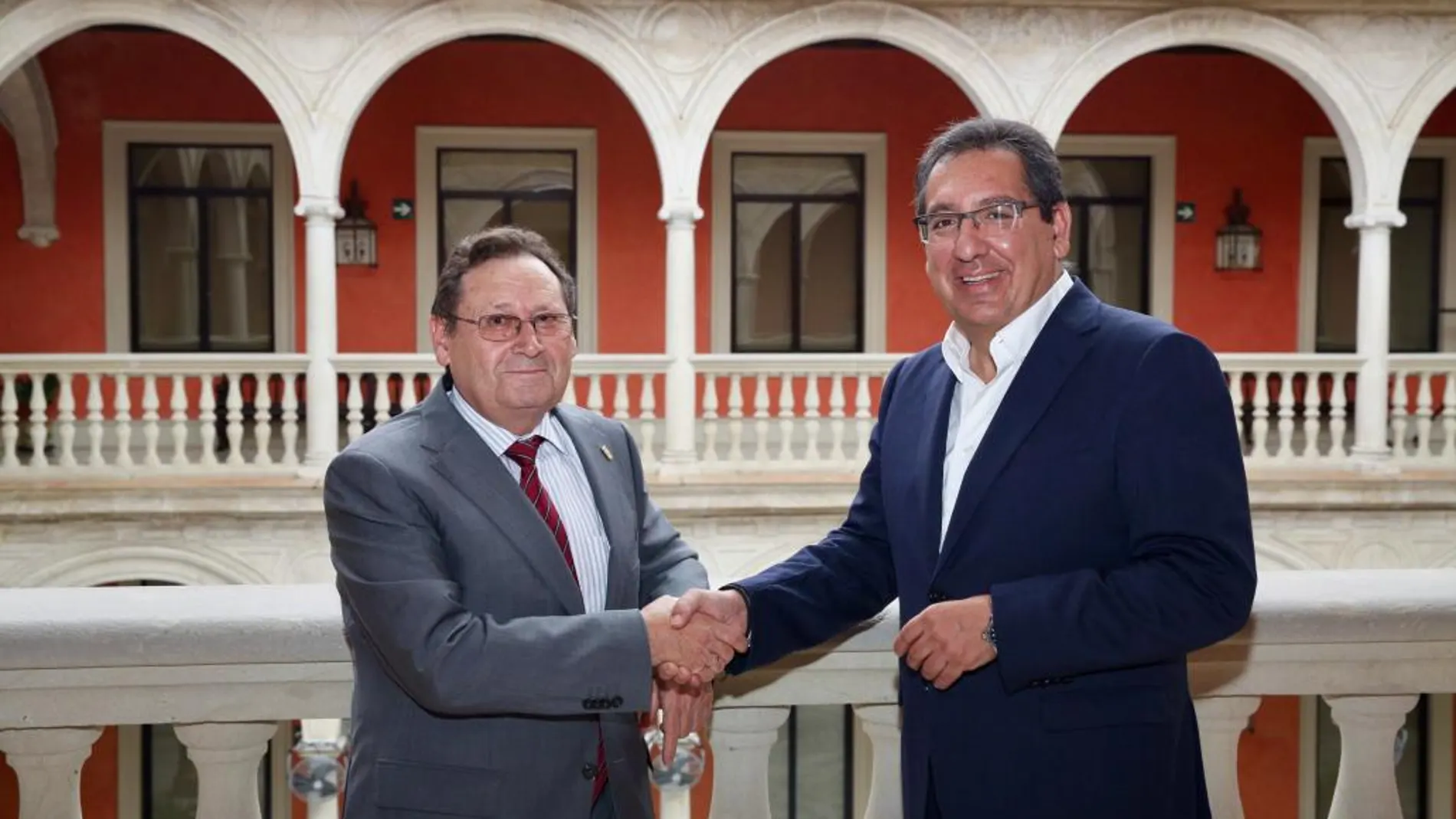 El presidente de la Fundación Cajasol, Antonio Pulido, estrecha la mano de Antonio Marín, presidente del Club Voleibol Esquimo