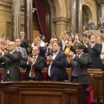 El presidente de la Generalitat, Carles Puigdemont (2d), mira a la presidenta del parlament Carme Forcadell, en un gesto de agradecimiento tras aprobar la Ley de Transitoriedad Jurídica, esta noche en el parlament, en Barcelona.