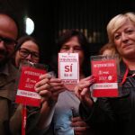 Simpatizantes del PSOE en la sede de Ferraz