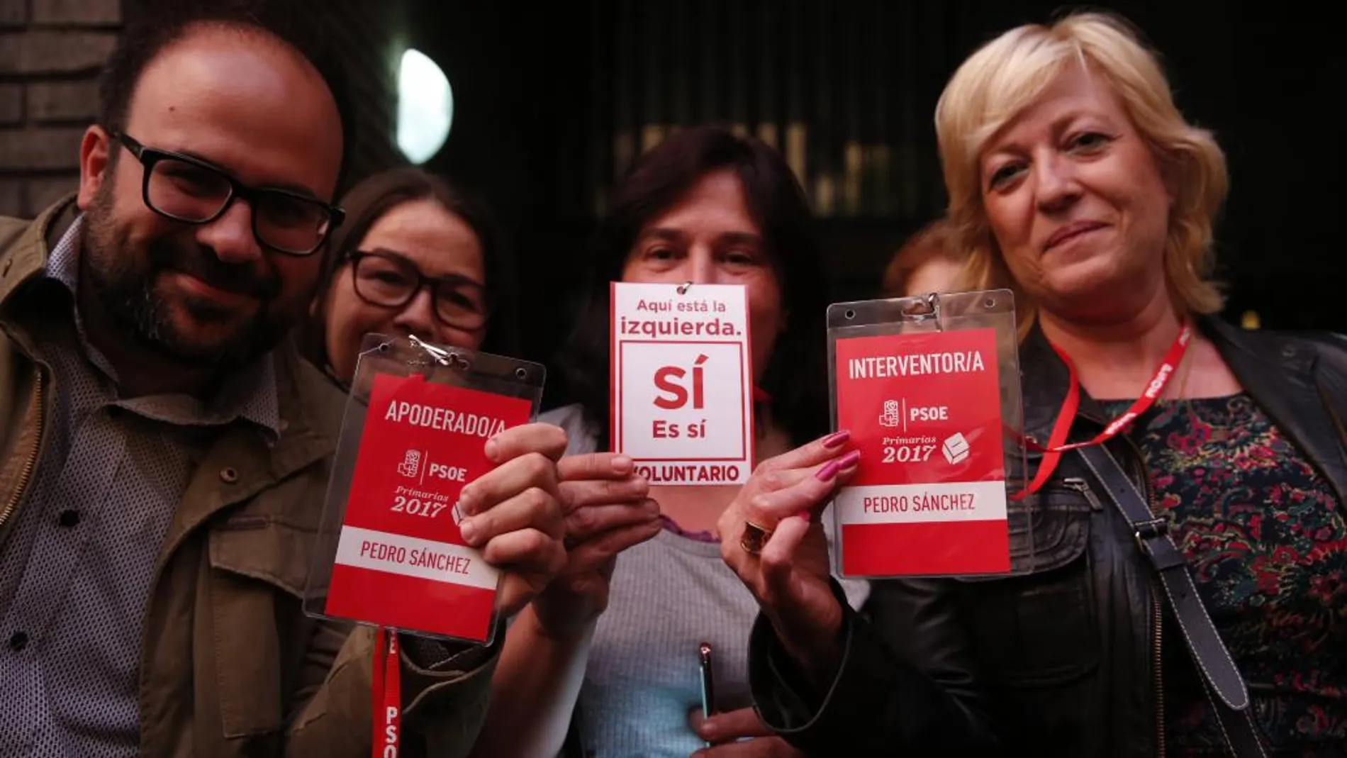 Simpatizantes del PSOE en la sede de Ferraz