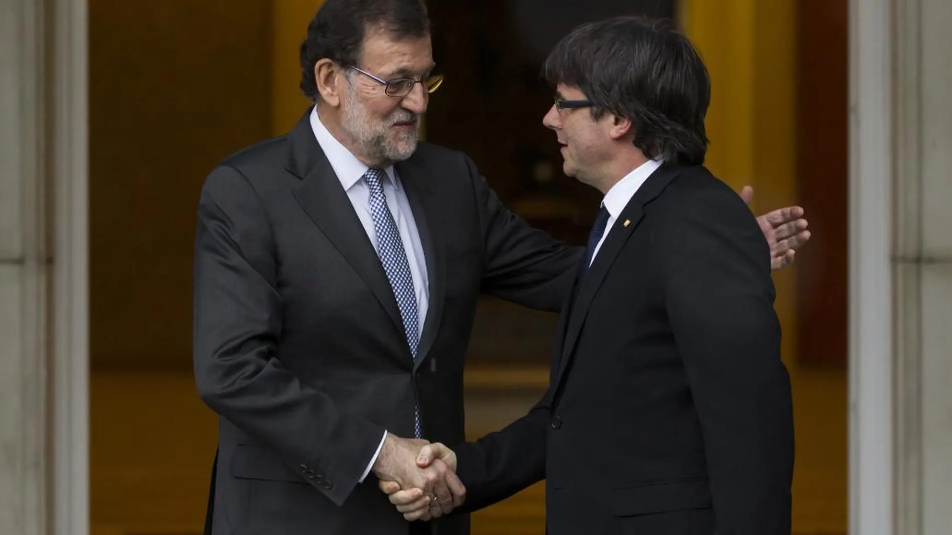 Foto de archivo del encuentro que el presidente del Gobierno, Mariano Rajoy, y el catalán, Carles Puigdemont, mantuvieron en abril del año pasado