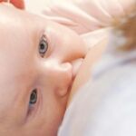 Lavarse las manos después de cambiar al bebé, evitar sitios cerrados con aglomeraciones o usar pañuelos desechables pueden prevenir esta enfermedad