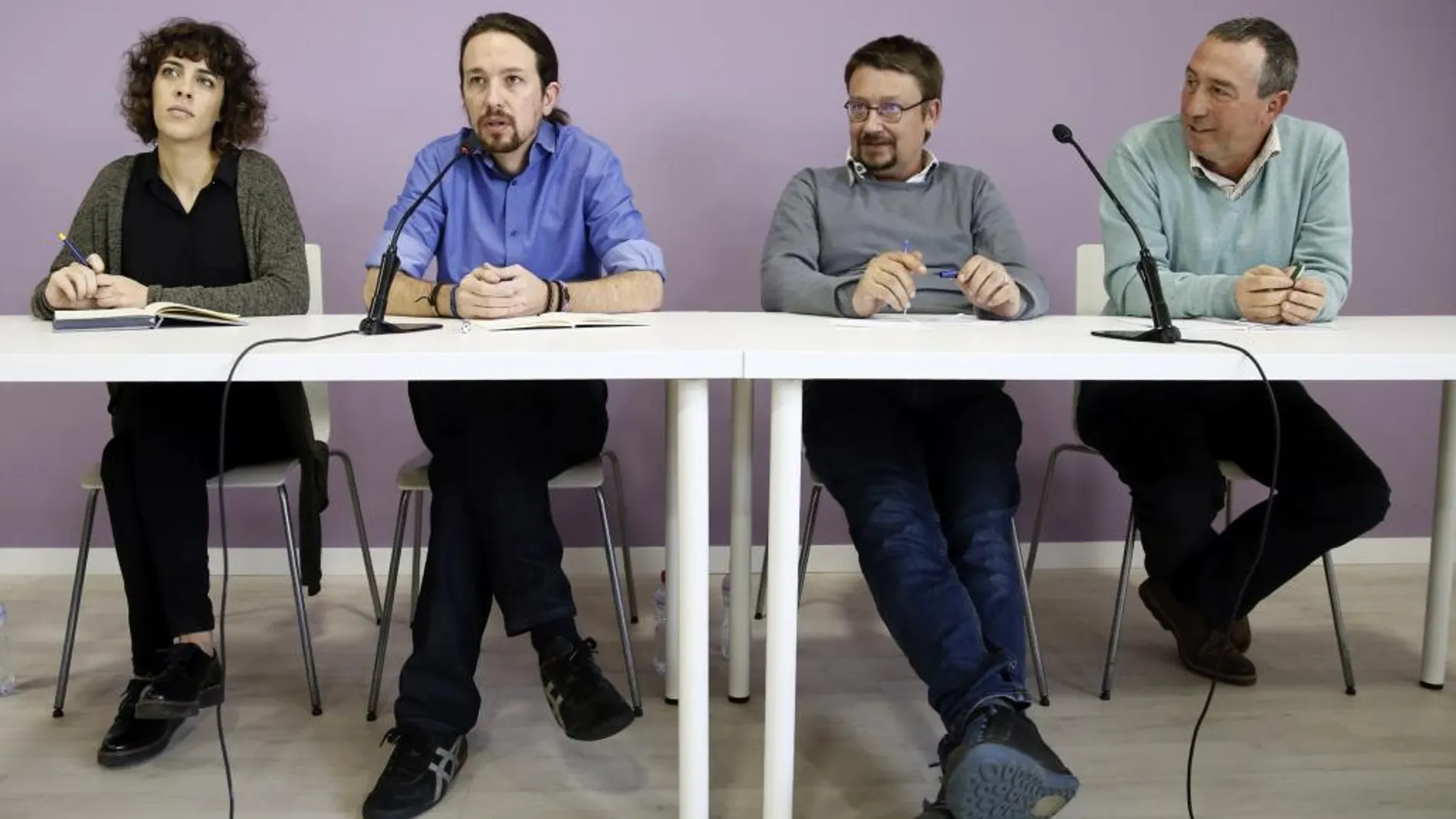 El líder de Podemos, Pablo Iglesias, acompañado de los representantes de En Marea, En Comú Podem y Compromís Podemos. Alexandra Fernández, Xavier Domènech, Joan Baldoví, respectivamente