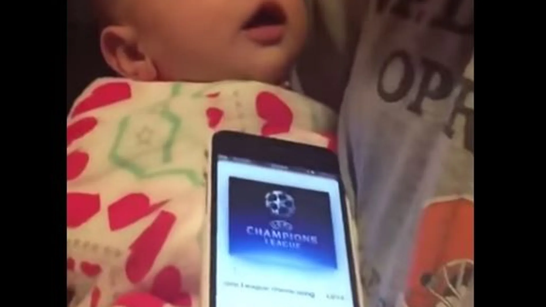 Un bebé deja de llorar cuando escucha el himno de la Champions