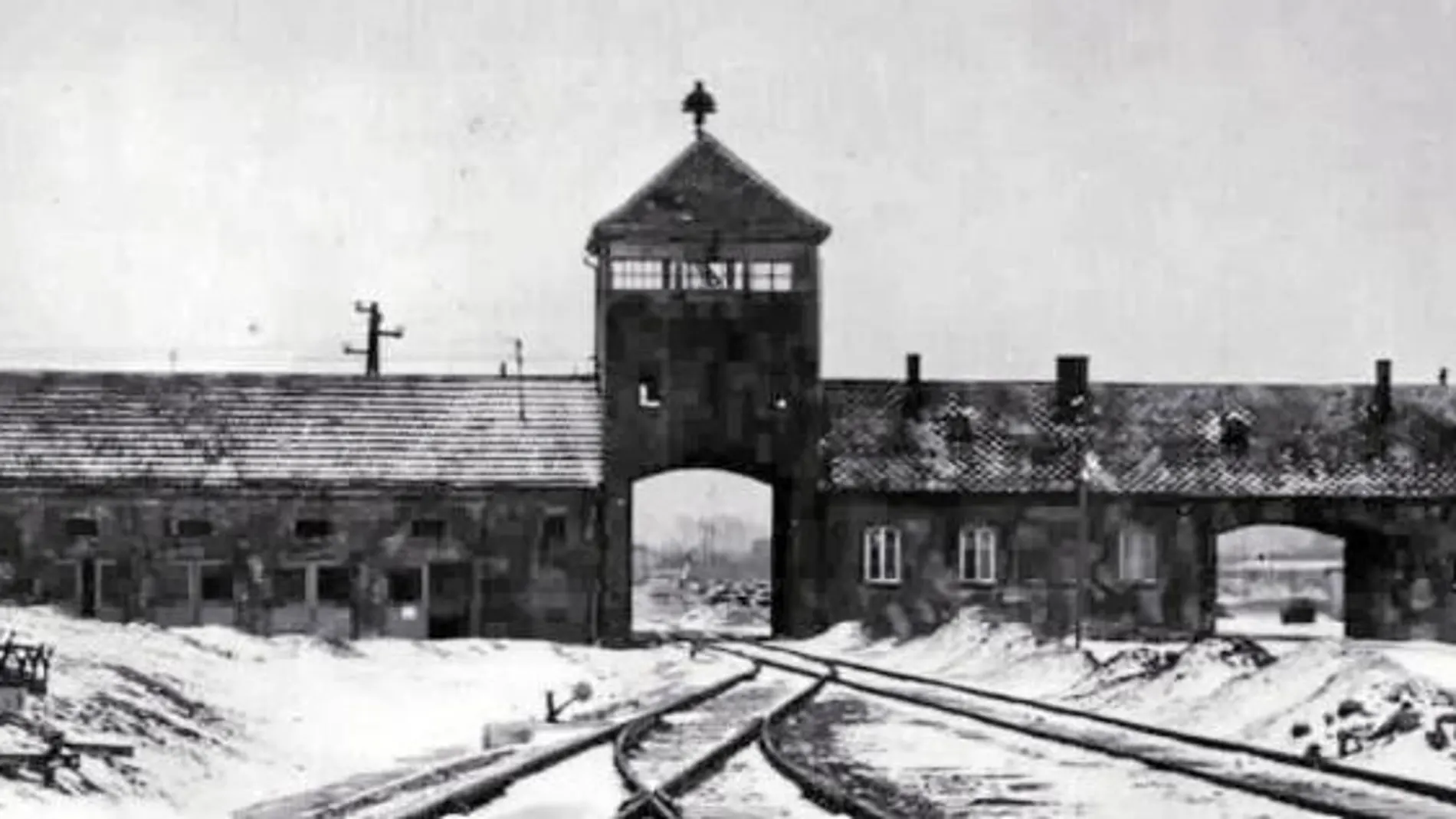 La emblemática entrada a uno de los puntos negros del Holocausto, Auschwitz