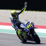 Valentino Rossi celebra la pole