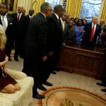 Críticas a Kellyanne Conway, consejera de Trump, por subirse a un sofá del Despacho Oval con los zapatos puestos