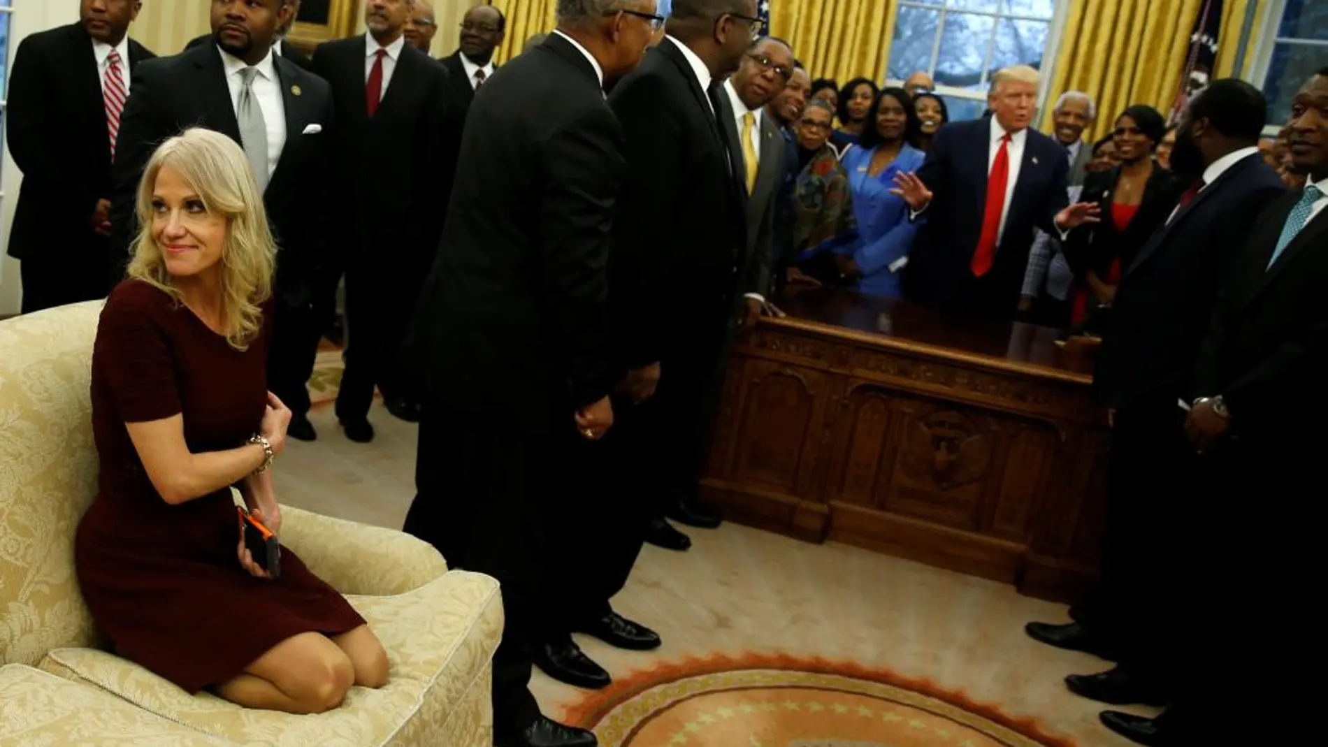 Críticas a Kellyanne Conway, consejera de Trump, por subirse a un sofá del Despacho Oval con los zapatos puestos