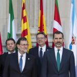 Puig, en la foto de familia, posó detrás del presidente del Gobierno y del Rey