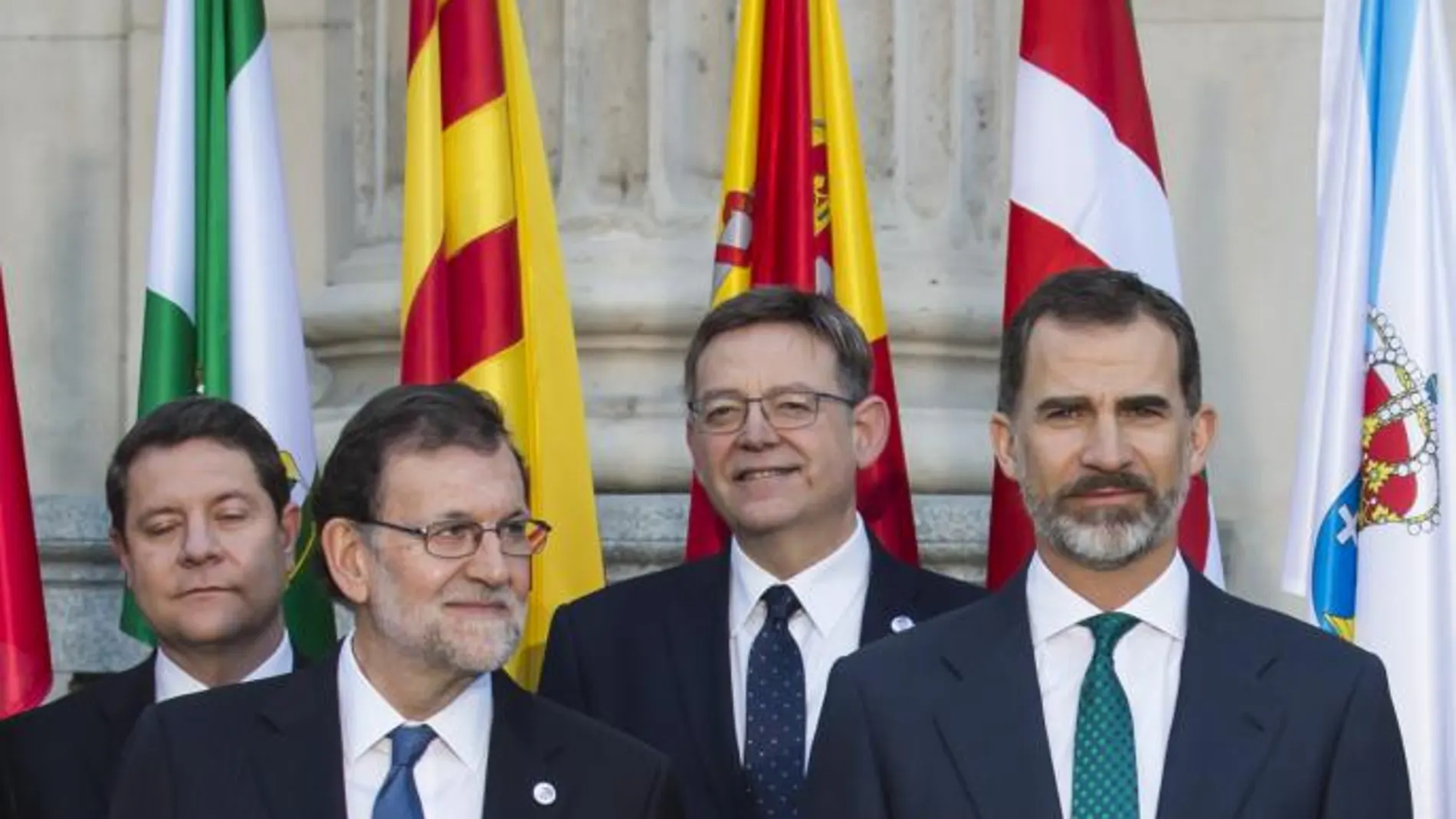 Puig, en la foto de familia, posó detrás del presidente del Gobierno y del Rey