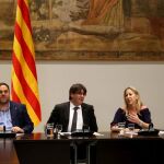 El presidente catalán, Carles Puigdemont, junto al vicepresidente del Govern, Oriol Junqueras y la consellera de la Presidencia, Neus Munté