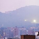 Una espesa neblina provocada por el anticiclón y la contaminación que se ha acumulado sobre la ciudad a falta de lluvia y viento cubrió ayer la ciudad dejando imágenes más propias de Londres que de una ciudad del Mediterráneo