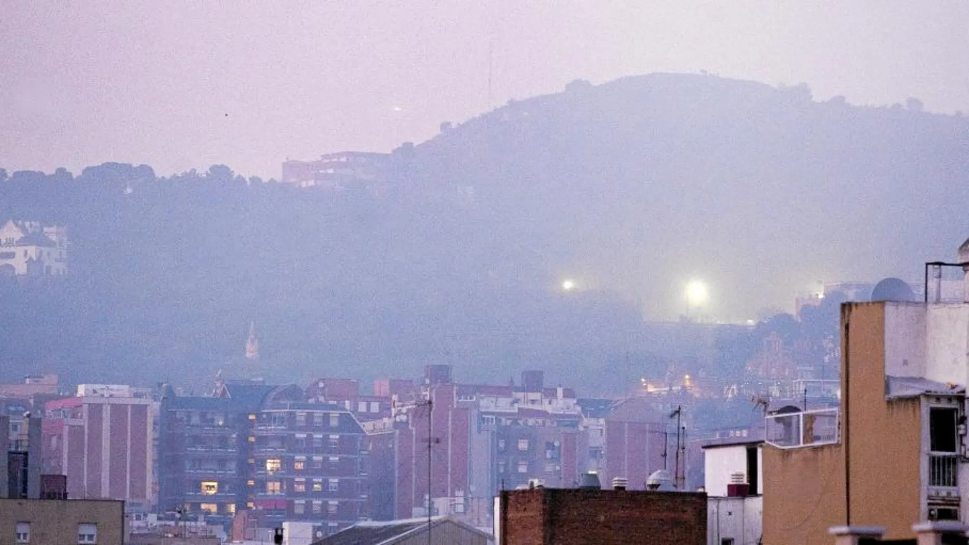 Una espesa neblina provocada por el anticiclón y la contaminación que se ha acumulado sobre la ciudad a falta de lluvia y viento cubrió ayer la ciudad dejando imágenes más propias de Londres que de una ciudad del Mediterráneo