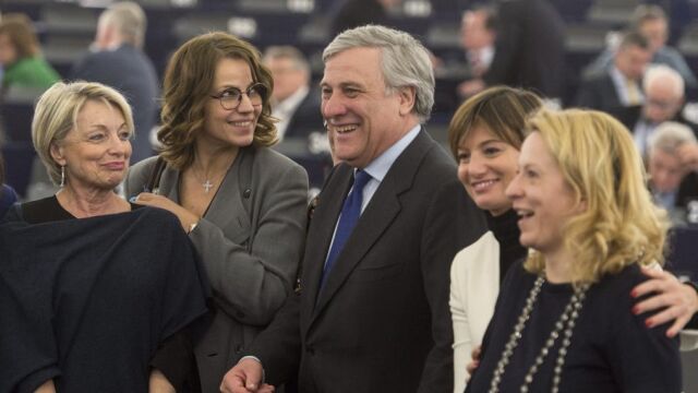 El líder del Partido Popular Europeo, Antonio Tajani, posa junto a miembros parlamentarios