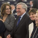 El líder del Partido Popular Europeo, Antonio Tajani, posa junto a miembros parlamentarios