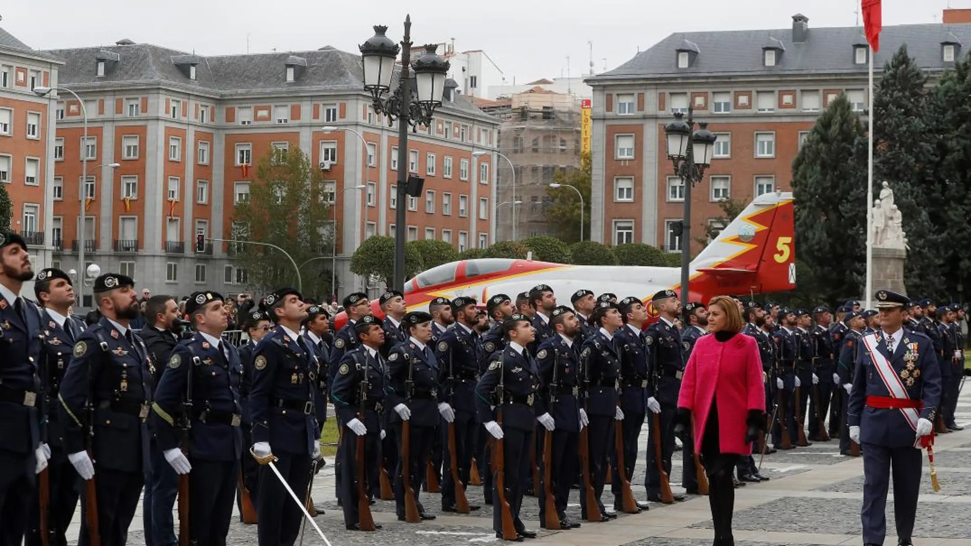 La ministra de Defensa, María Dolores de Cospedal, preside la parada militar con motivo de la celebración de la Virgen de Loreto, patrona del Ejército del Aire. EFE/ Fernando Alvarado