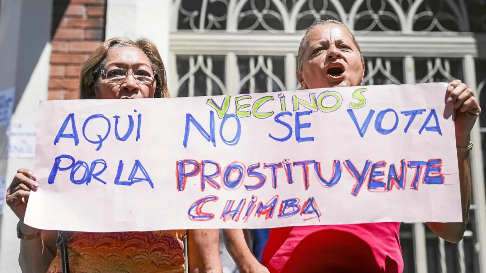 Dos mujeres se manifiestan contra la Constituyente en un colegio electoral de Caracas