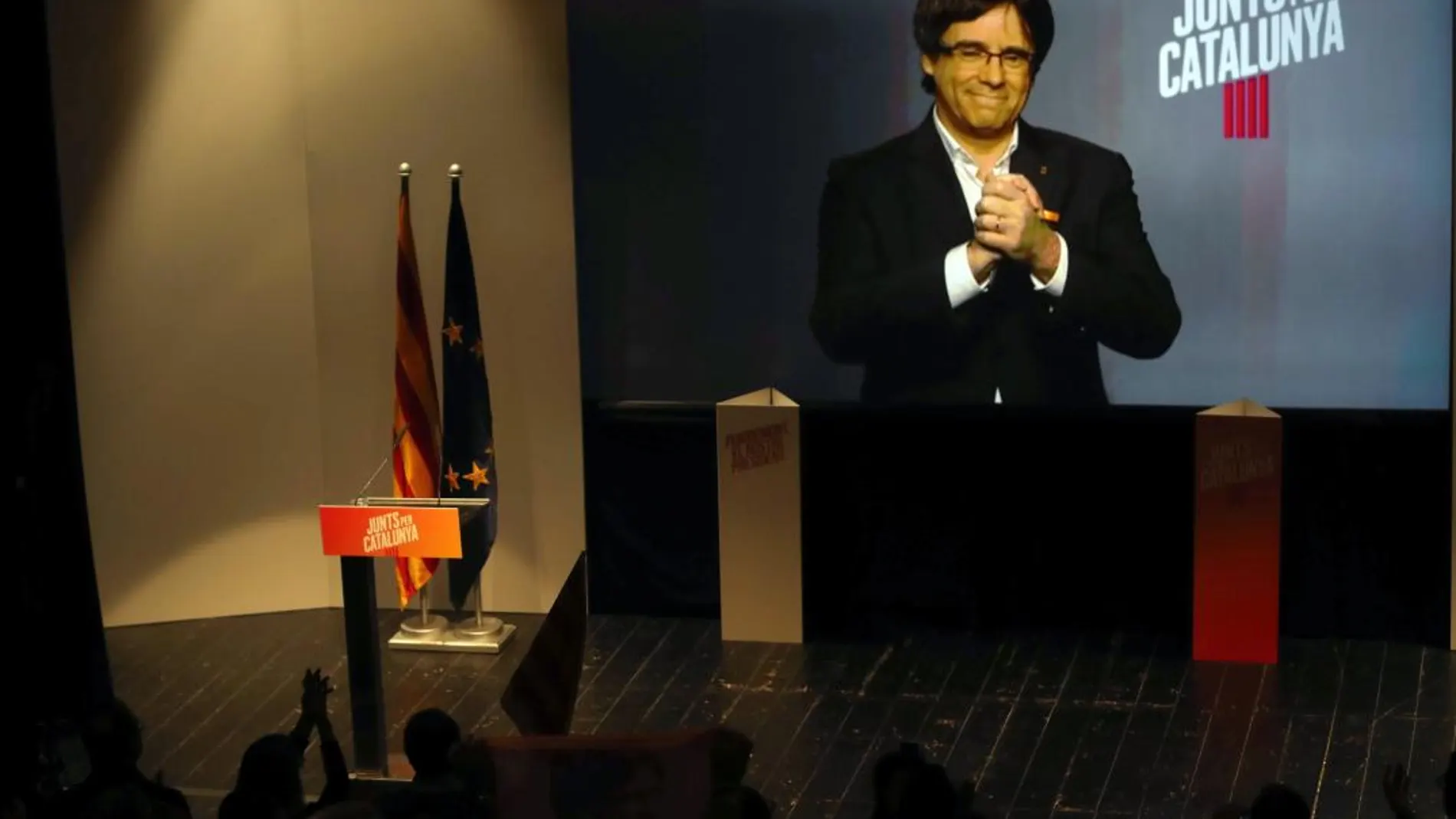 Intervención por videoconferencia del expresidente de la Generalitat, Carles Puigdemont, durante un mitin de Junts per Catalunya