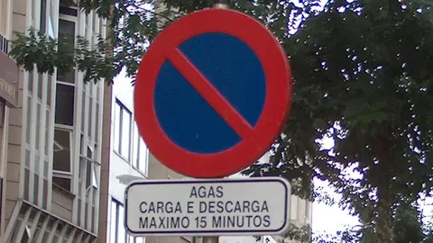 Imagen de una señal de prohibido aparcar en una calle de Pontevedra