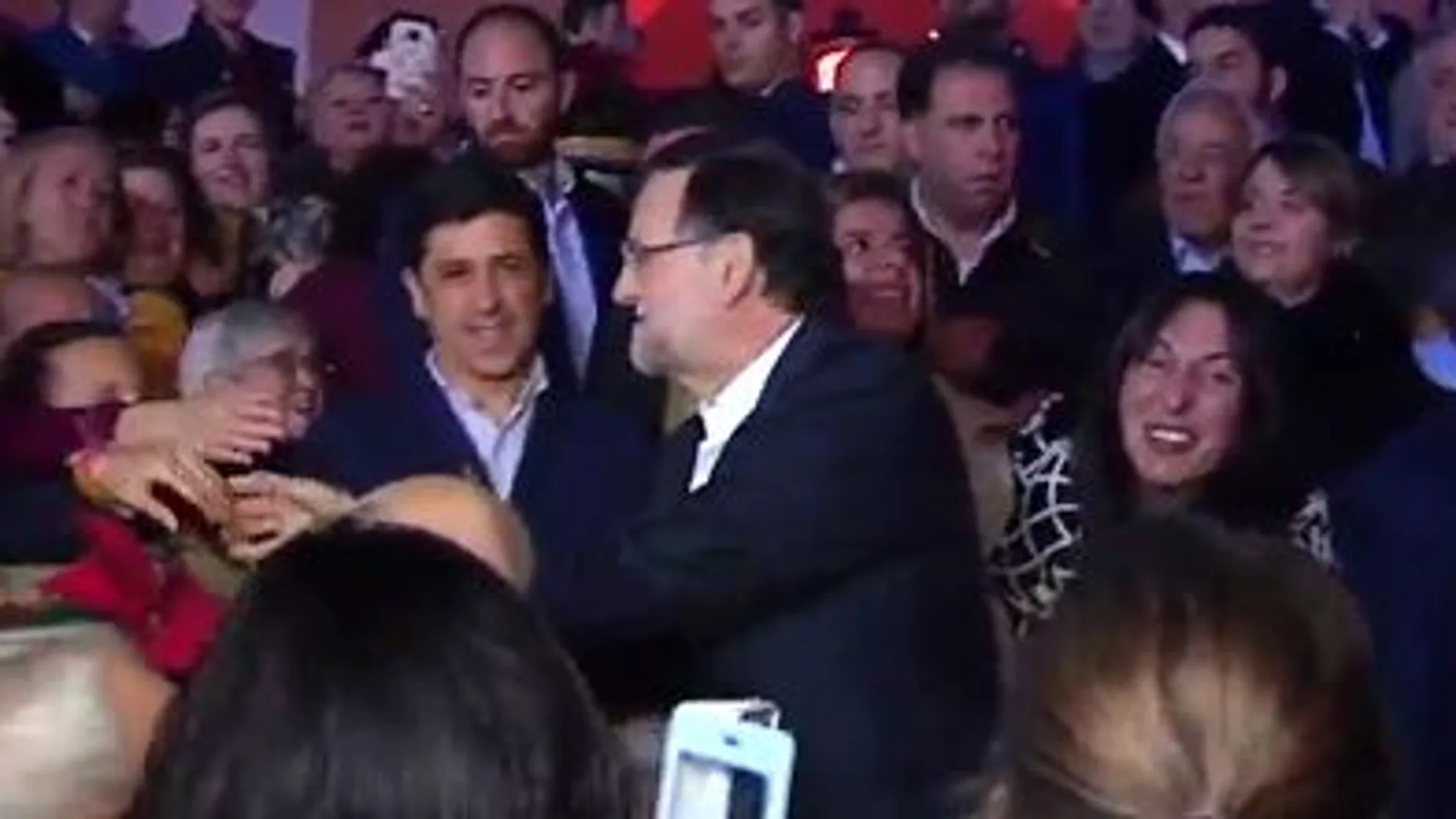 Centenares de vecinos han acompañado a Rajoy en Palos de la Frontera