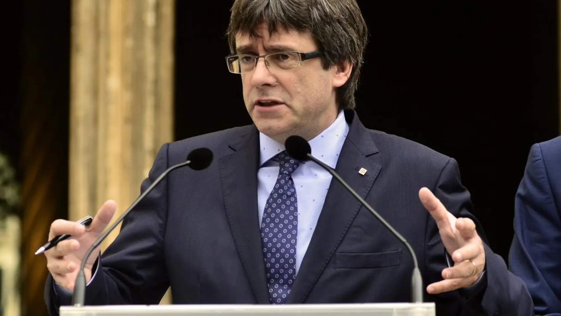 El presidente de la Generalitat de Catalunya, Carles Puigdemont (c), durante su comparecencia en la rueda de prensa en Palma de Mallorca