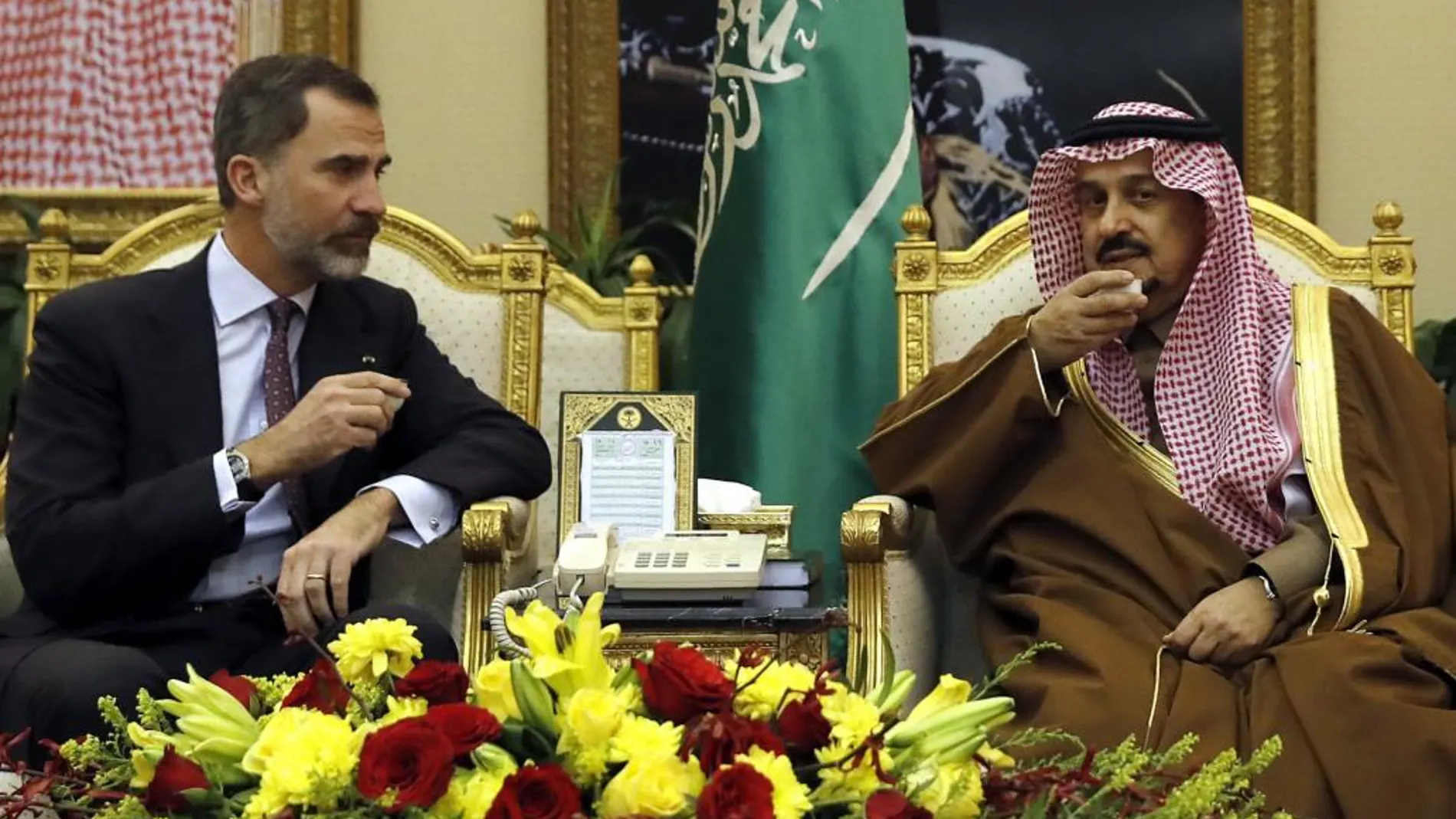 El Rey durante el encuentro mantenido con el príncipe Faisal Bin Bandar Bin Abdulaziz Al-Saud, gobernador de Riad