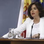 La vicepresidenta del Gobierno en funciones, Soraya Sáenz de Santamaría, durante la rueda de prensa tras la reunión del Consejo de Ministros